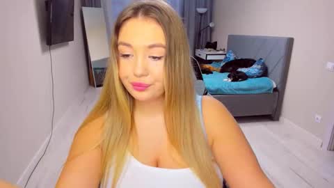 Sarah online show from March 4, 2:36 pm