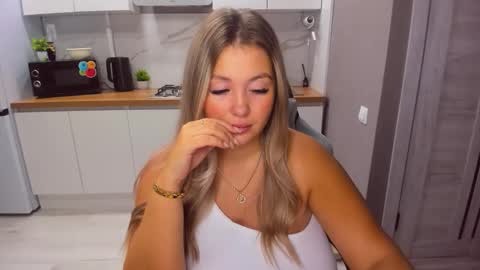 Snapshot of sarahmils chatting on September 20, 3:37 pm Sarah online show from September 20, 3:37 pm
