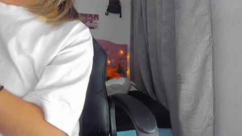 Snapshot of saralolo420 chatting on January 10, 2:57 am sara  online show from January 10, 2:57 am