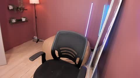 saranixxon_ online show from April 11, 7:45 am