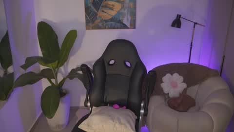 Sara Winstone online show from April 10, 10:47 pm