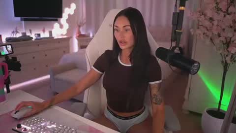 sashawest_official online show from June 18, 11:21 pm
