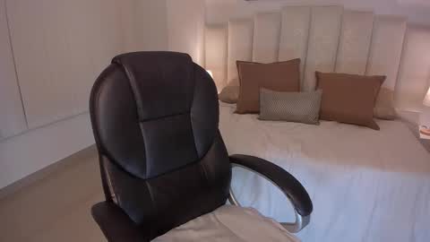 saskia litt online show from November 27, 9:28 am