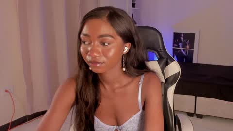 Savannahwildee online show from December 19, 11:03 pm