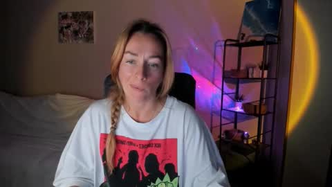 Snapshot of save_the_qween chatting on October 9, 12:43 pm save the qween online show from October 9, 12:43 pm