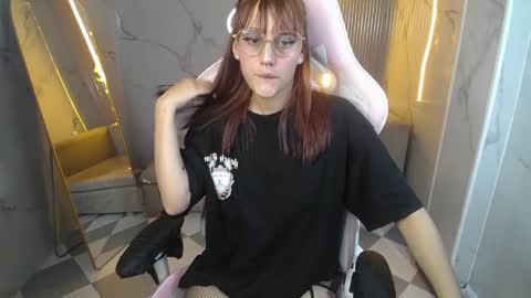 Snapshot of scarlet2_b_ chatting on October 9, 3:23 am Scarlet online show from October 9, 3:23 am