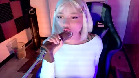 scarlet_gold online show from November 6, 4:48 am