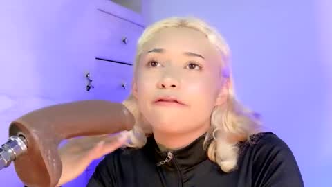 scarlet_gold online show from April 16, 2:33 am