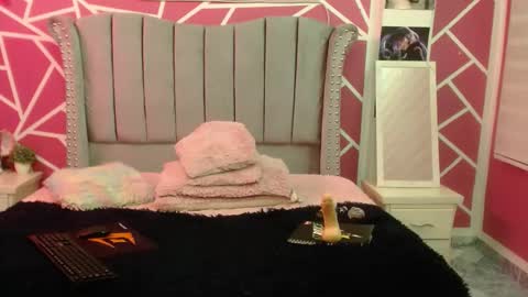 scarlet y melody online show from March 1, 4:00 pm