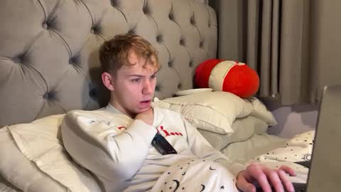 Snapshot of scottish_twink01 chatting on December 21, 1:15 am danny online show from December 21, 1:15 am