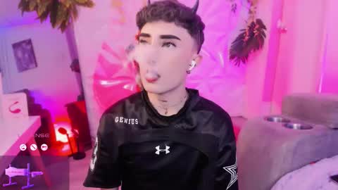     .  INDEPENDENT MODEL online show from February 20, 12:51 pm