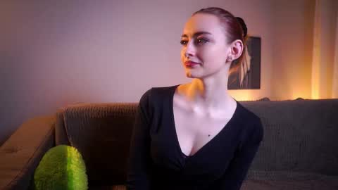 Lily online show from December 22, 11:50 am