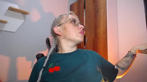 Yeyis  online show from December 14, 6:02 am