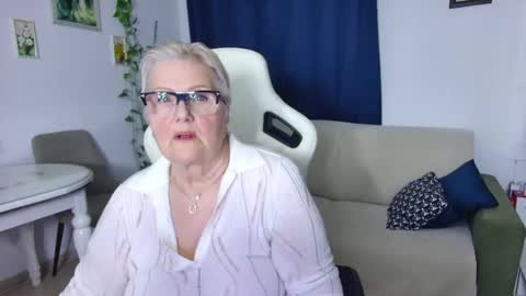 Selenna online show from April 9, 5:29 pm