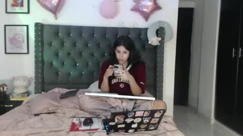 sararoussee online show from March 6, 2:09 am