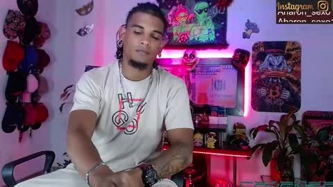 Aharon  ravelo online show from February 8, 3:43 am