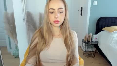 C o r a l i e online show from April 27, 6:33 am