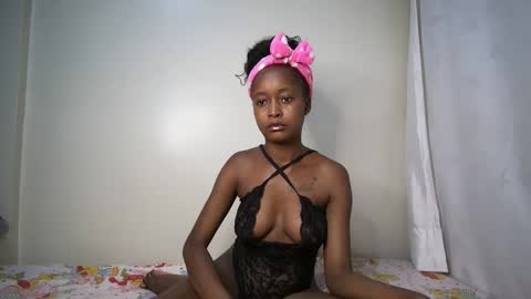 sexyasspetitte_ online show from January 5, 7:49 pm