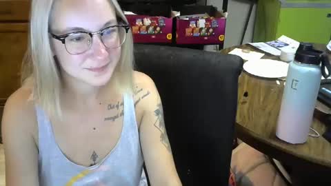 Snapshot of sexylexie93 chatting on October 14, 2:36 am sexylexie93 online show from October 14, 2:36 am