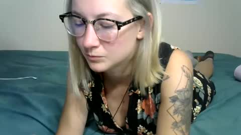 Snapshot of sexylexie93 chatting on October 21, 1:44 am sexylexie93 online show from October 21, 1:44 am
