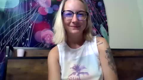 Snapshot of sexylexie93 chatting on October 15, 2:37 am sexylexie93 online show from October 15, 2:37 am