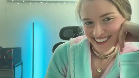 shadebabe online show from May 31, 6:09 pm