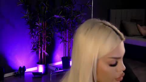 Snapshot of shayblonde chatting on February 17, 11:55 am shayblonde online show from February 17, 11:55 am