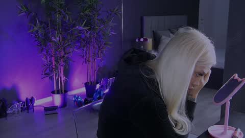 Snapshot of shayblonde chatting on February 3, 8:03 pm shayblonde online show from February 3, 8:03 pm