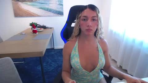 Snapshot of shellsy_hans chatting on January 11, 12:29 pm Shellsy H   online show from January 11, 12:29 pm
