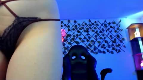 Snapshot of shinny_crystal chatting on October 25, 2:50 pm Crystal online show from October 25, 2:50 pm