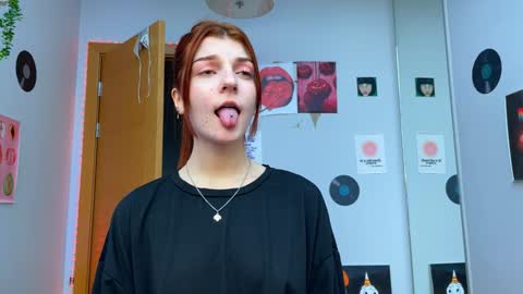 Snapshot of shybella_girl chatting on December 8, 11:46 am Bella online show from December 8, 11:46 am