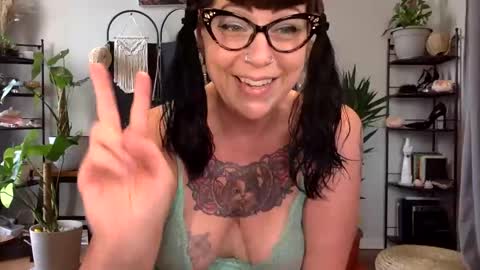 Snapshot of skylar_bird chatting on September 17, 7:50 pm skylar bird online show from September 17, 7:50 pm