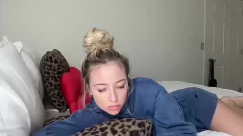 Snapshot of skyybanks chatting on October 14, 2:25 am Skylar online show from October 14, 2:25 am