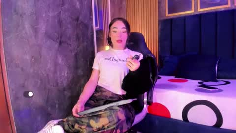 Small Hot19 online show from April 17, 10:17 am