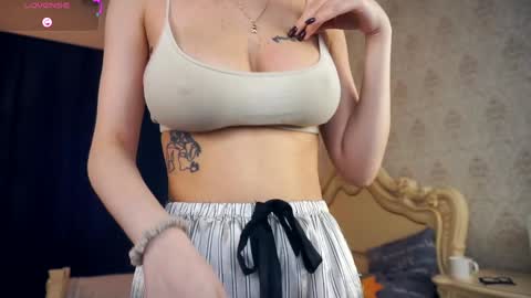 Hi My name is Sofia Welcome to my room Please thumbs up - its important online show from November 2, 6:46 am