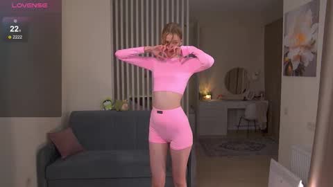 Snapshot of sofiapure18 chatting on September 20, 6:33 pm Sofia Help me overcome shynes with 100 thumbs up online show from September 20, 6:33 pm