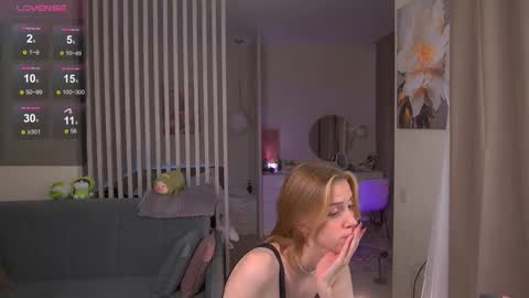 Snapshot of sofiapure18 chatting on October 9, 6:24 pm Sofia Help me overcome shynes with 100 thumbs up online show from October 9, 6:24 pm