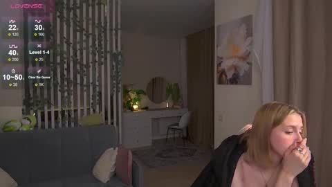 Snapshot of sofiapure18 chatting on October 18, 7:29 pm Sofia Help me overcome shynes with 100 thumbs up online show from October 18, 7:29 pm