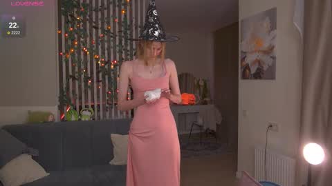Snapshot of sofiapure18 chatting on October 23, 7:48 pm Sofia Help me overcome shynes with 100 thumbs up online show from October 23, 7:48 pm