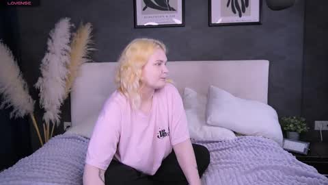 Snapshot of soft_sofi chatting on October 1, 7:35 pm Sofi online show from October 1, 7:35 pm