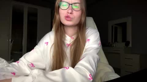 softlygirl online show from March 27, 6:09 pm