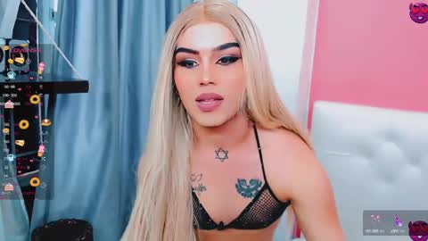 Snapshot of sophi_avenus chatting on February 26, 6:59 pm sophi_avenus online show from February 26, 6:59 pm
