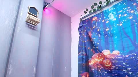 Snapshot of sophie_hils chatting on October 7, 12:01 pm sophie online show from October 7, 12:01 pm