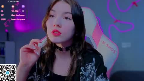 sophie_nomenal_ online show from April 4, 1:18 pm