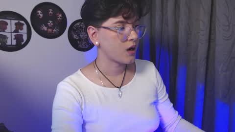 sophie_ross1 online show from December 2, 1:26 am