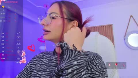 Snapshot of sophiecherry_ chatting on March 1, 5:20 am   Sophie  IG sophiecherry es   online show from March 1, 5:20 am