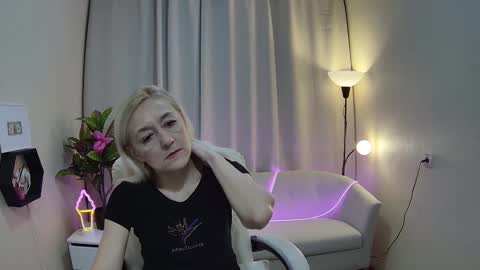 sophiekittyy online show from March 19, 7:36 am