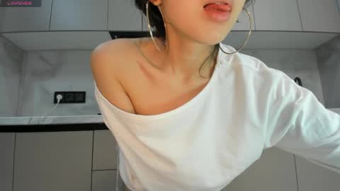 Mia online show from June 2, 3:36 pm