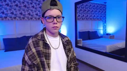 Snapshot of spencerm_ chatting on October 25, 8:53 pm spencerm_ online show from October 25, 8:53 pm