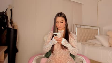 Snapshot of srita_laura chatting on October 6, 3:35 am Laura online show from October 6, 3:35 am